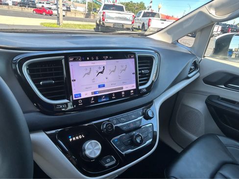Used 2023 Chrysler Pacifica Touring-L FWD image 37