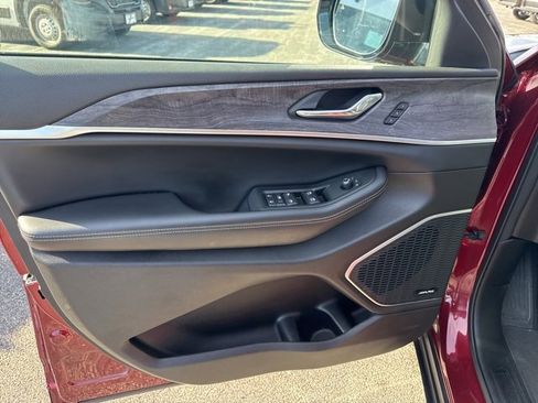 Used 2024 Jeep Grand Cherokee L Limited w/ Black Appearance Package image 22