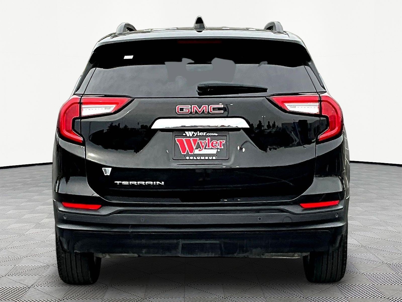Used 2024 GMC Terrain SLE w/ Driver Convenience Package FWD image 5