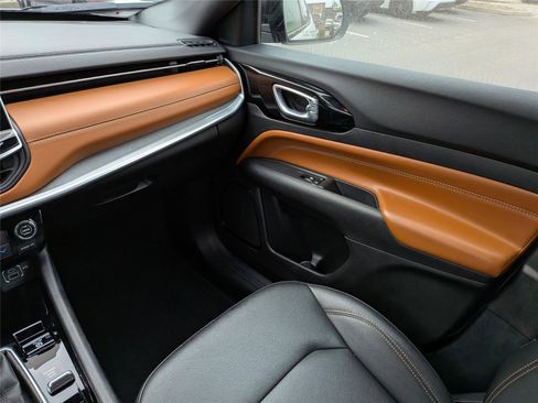 Certified 2024 Jeep Compass Limited image 18