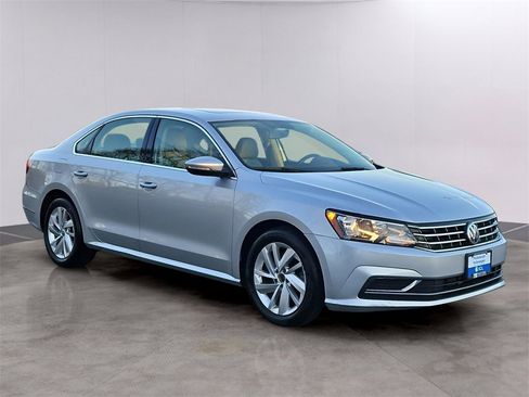 Used 2018 Volkswagen Passat 2.0T SE image 3