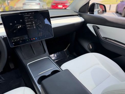 Used 2021 Tesla Model Y Long Range image 42