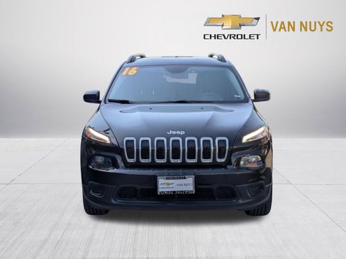 Used 2016 Jeep Cherokee Sport FWD image 2