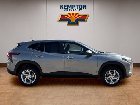 Used 2025 Chevrolet Trax LS w/ LS Convenience Package FWD image 7