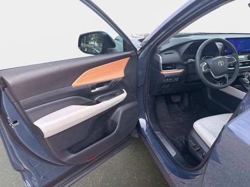 Used 2024 Toyota Grand Highlander Platinum AWD/4WD image 17