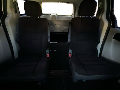 Used 2019 Dodge Grand Caravan SE w/ UConnect Hands-Free Group FWD image 17