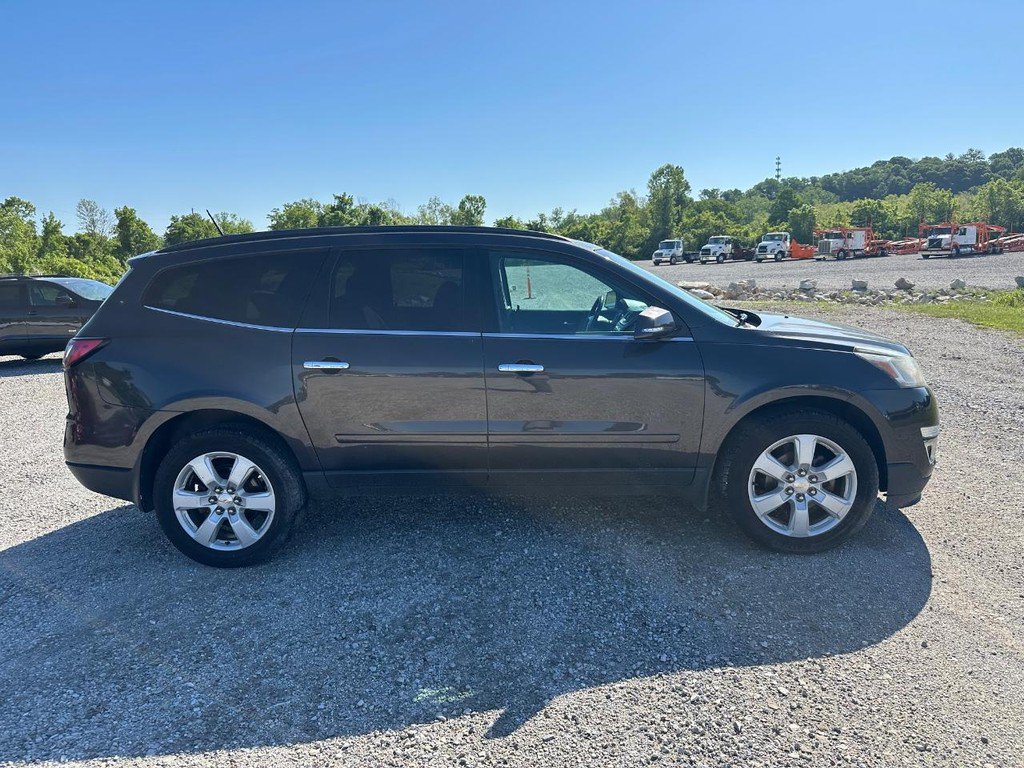 Used 2016 Chevrolet Traverse LT w/ Style and Technology Package FWD image 2