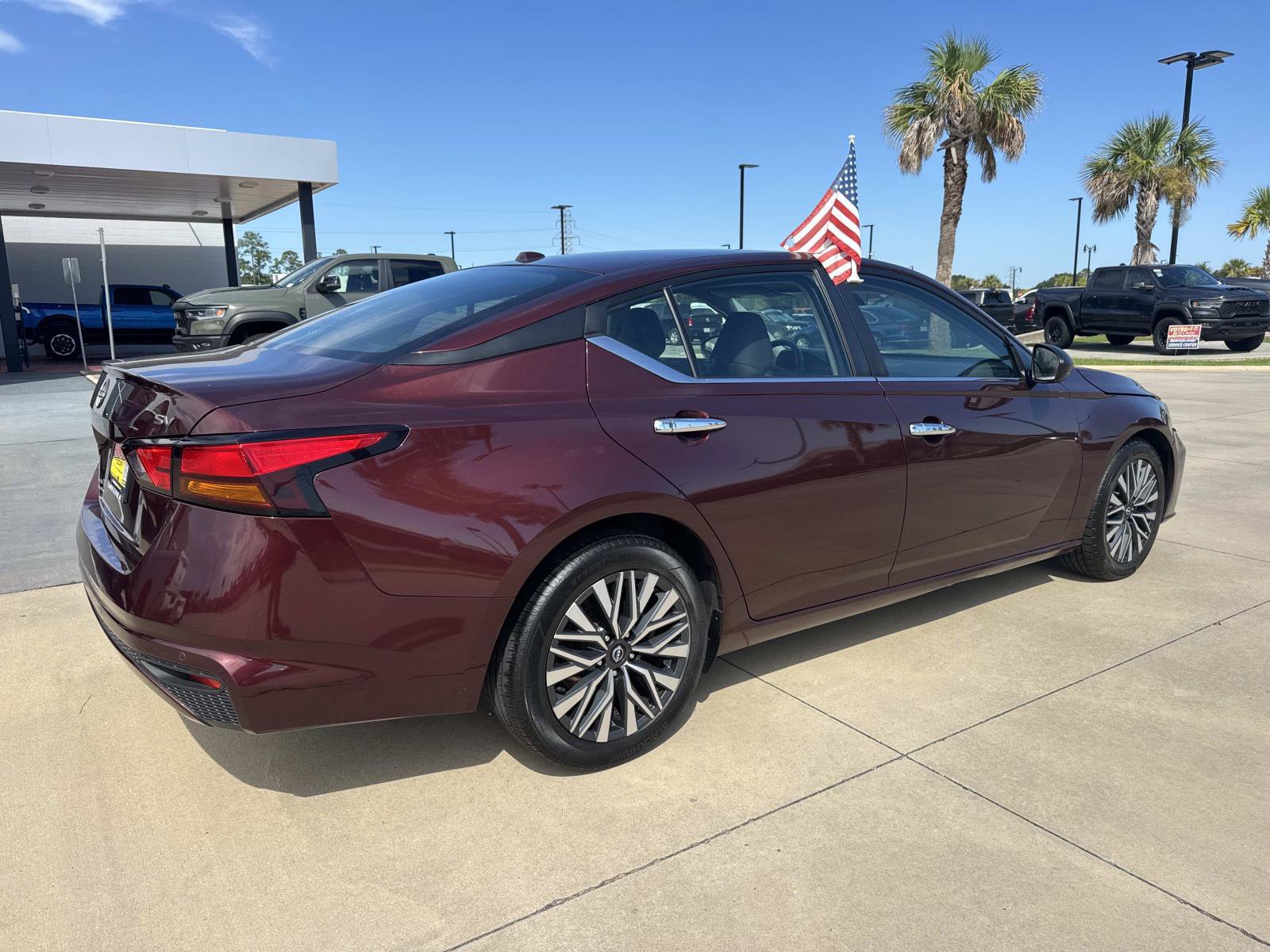 Used 2024 Nissan Altima 2.5 SV FWD image 7