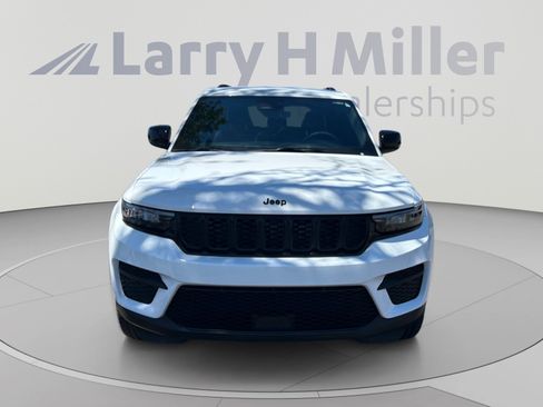 Used 2025 Jeep Grand Cherokee Altitude AWD/4WD image 8