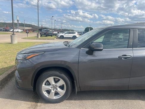 Used 2024 Toyota Highlander LE image 2