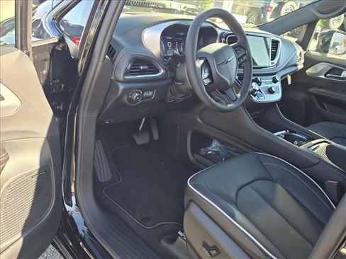 New 2026 Chrysler Pacifica Limited w/ Uconnect Theater Family Group image 4