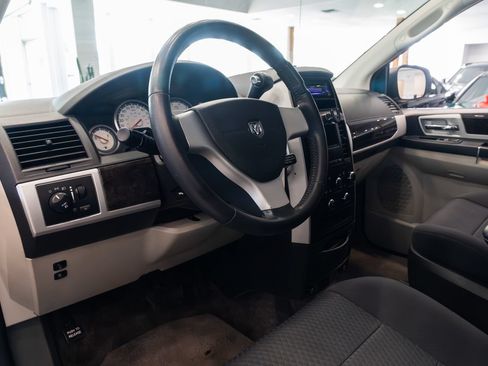 Used 2010 Dodge Grand Caravan SXT FWD image 18