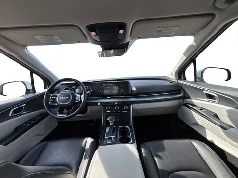 Used 2023 Kia Carnival LX image 16