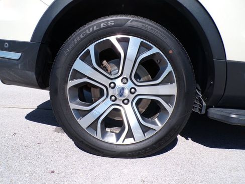 Used 2018 Ford Explorer Platinum AWD/4WD image 22