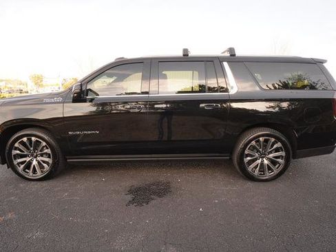 Used 2025 Chevrolet Suburban High Country image 6