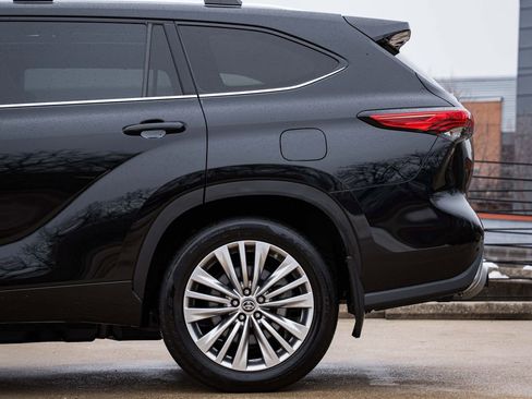 Used 2023 Toyota Highlander Platinum image 4