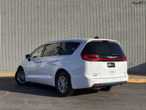 Used 2023 Chrysler Pacifica Touring-L w/ Uconnect Theater Family Group AWD/4WD image 3