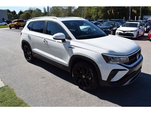 Used 2023 Volkswagen Taos SE w/ Panoramic Sunroof Package image 7