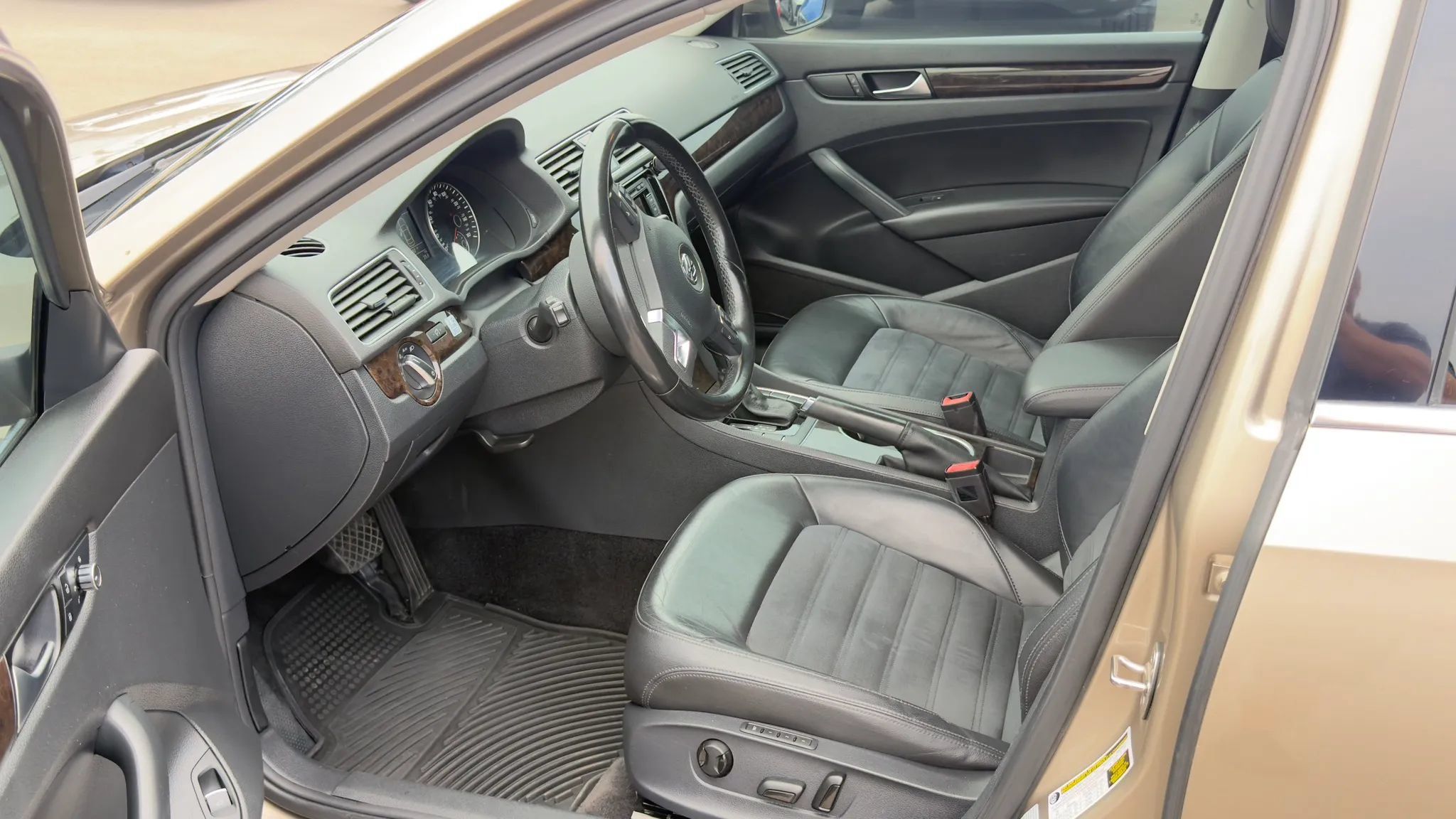 Used 2015 Volkswagen Passat TDI SEL Premium FWD image 11