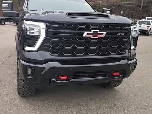 Used 2025 Chevrolet Silverado 2500 ZR2 image 2