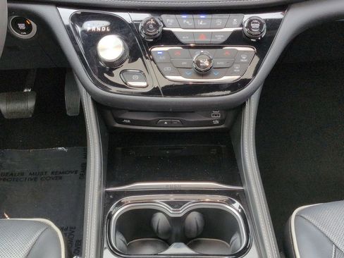 Used 2023 Chrysler Pacifica Limited w/ Uconnect Theater Family Group image 17