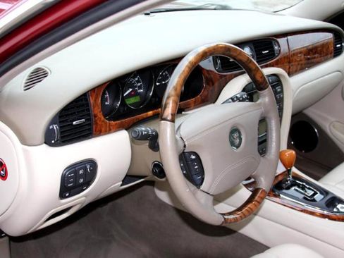 Used 2004 Jaguar XJ8 image 25