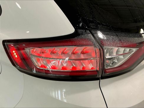 Used 2018 Ford Edge SE FWD image 23