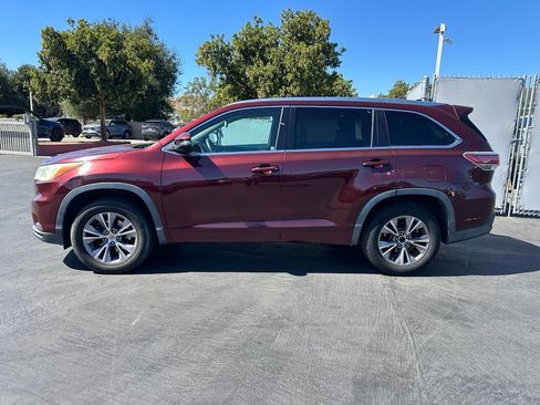 Used 2014 Toyota Highlander XLE FWD image 2