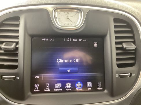 Used 2015 Chrysler 300 Limited image 19