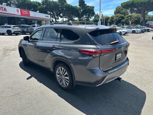 Used 2021 Toyota Highlander Platinum AWD/4WD image 4