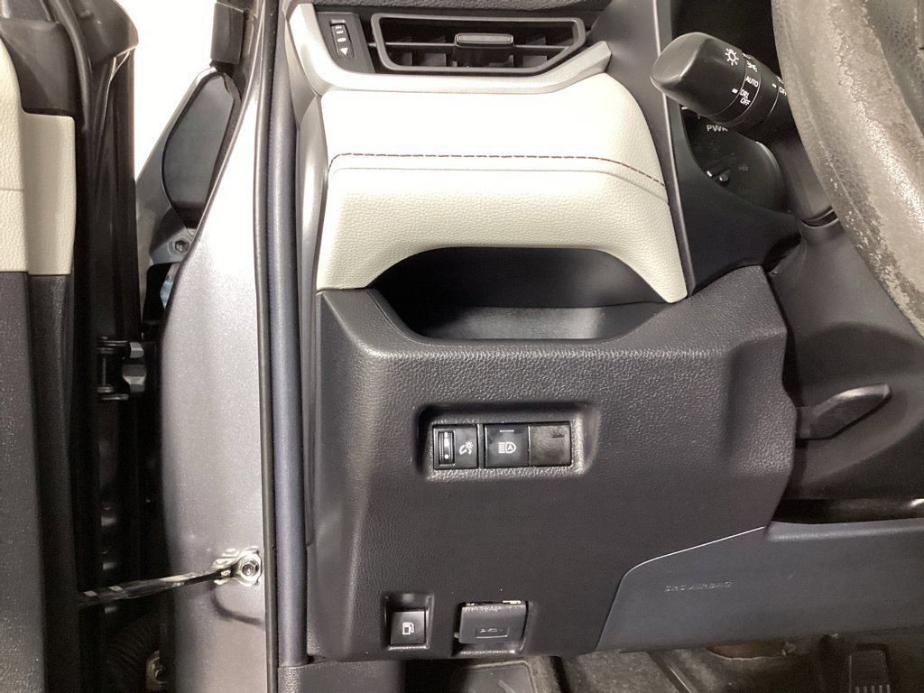 Used 2021 Toyota RAV4 XLE AWD/4WD image 12