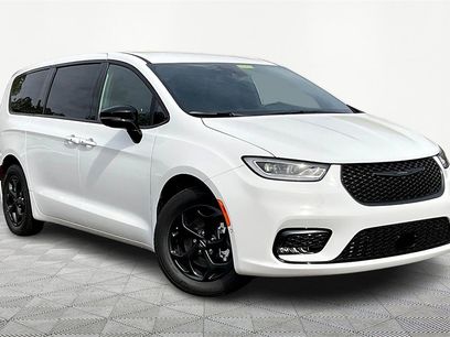 New 2024 Chrysler Pacifica Select w/ Uconnect Theater Family Group