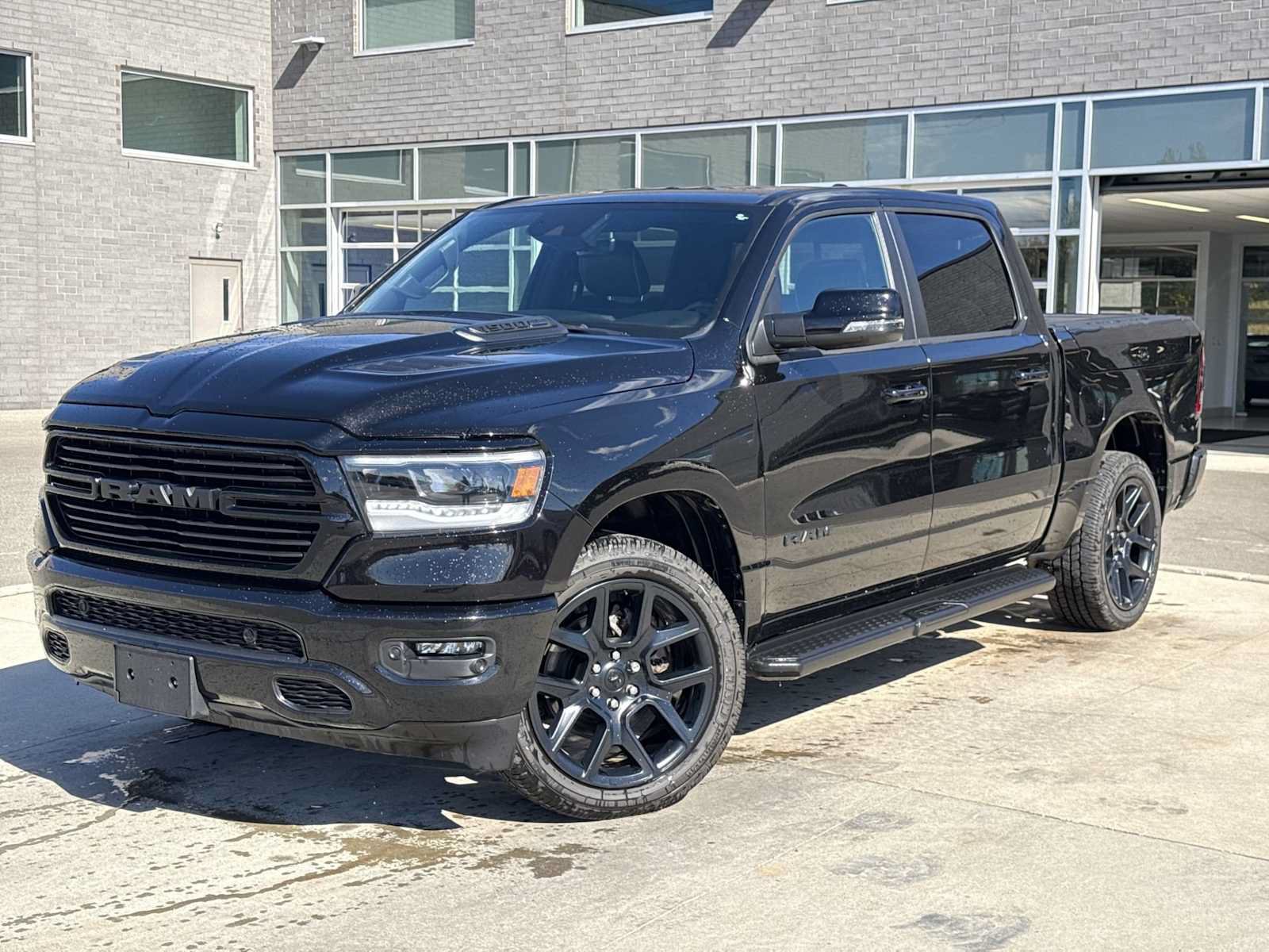 Used 2024 RAM 1500 Laramie AWD/4WD image 1