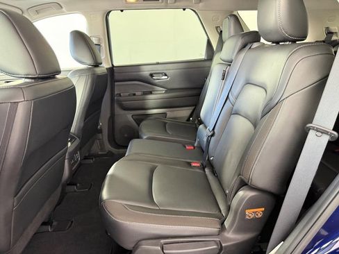 Used 2023 Nissan Pathfinder SL AWD/4WD image 18