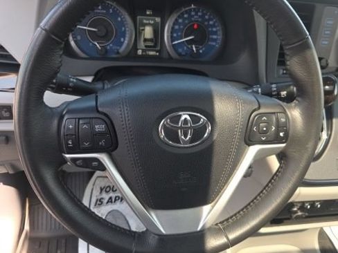 Used 2017 Toyota Sienna XLE w/ XLE Navigation Package FWD image 11