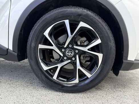 Used 2021 Toyota C-HR XLE image 40