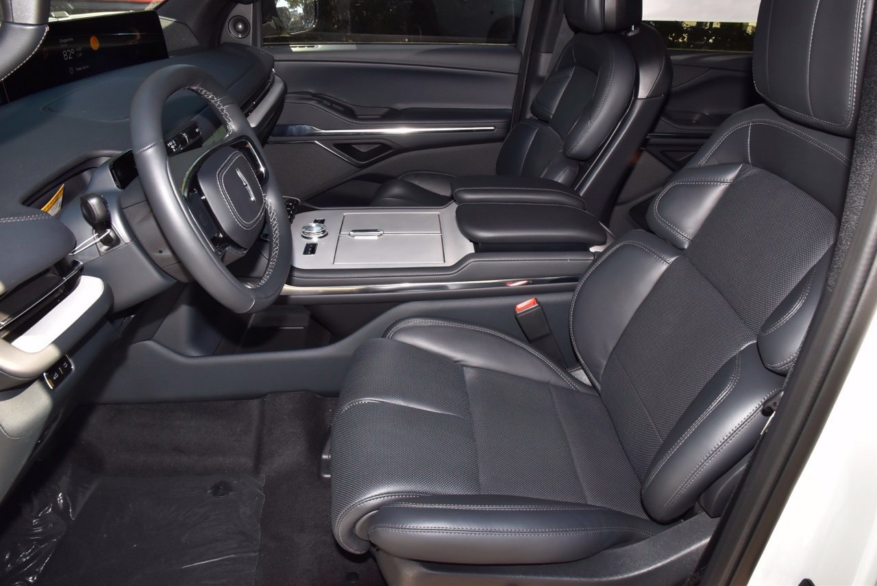 New 2027 Lincoln Navigator Reserve w/ Jet Appearance Package AWD/4WD image 13