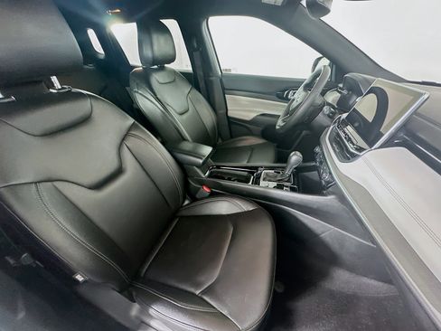 Used 2025 Jeep Compass Limited image 30