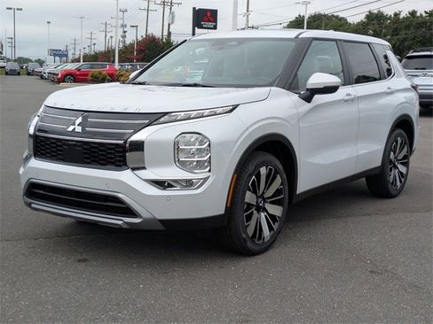 New 2025 Mitsubishi Outlander SE image 7