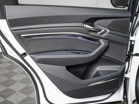 Used 2024 Audi Q8 e-tron Premium Plus image 26