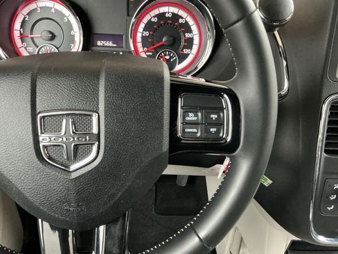 Used 2016 Dodge Grand Caravan SXT image 13