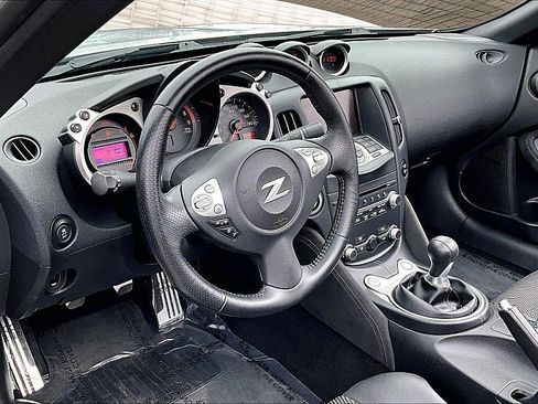 Used 2017 Nissan 370Z Touring image 13