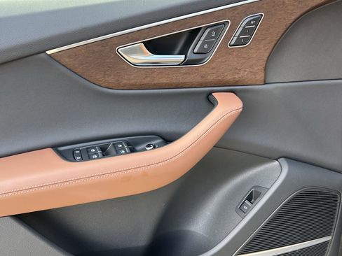 Certified 2025 Audi Q7 2.0T Premium Plus image 11