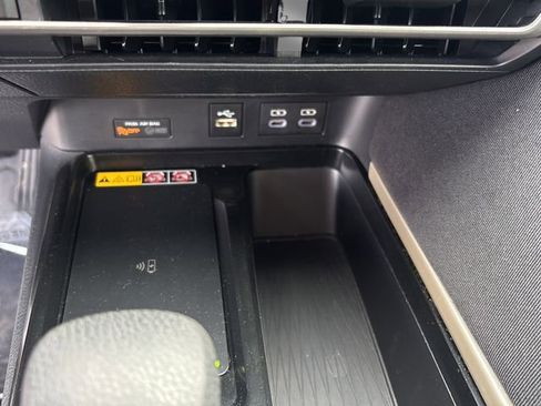 Used 2025 Toyota Camry LE image 28