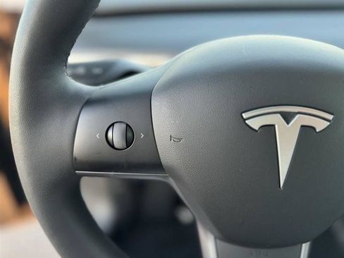 Used 2021 Tesla Model Y Long Range AWD/4WD image 22