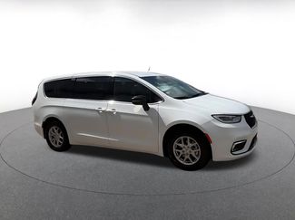 Used 2025 Chrysler Pacifica Select video 2