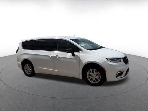 Used 2025 Chrysler Pacifica Select image 2