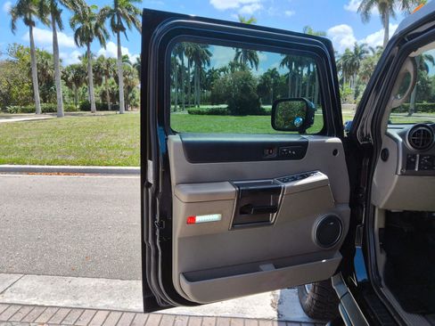 Used 2003 HUMMER H2 w/ Preferred Equipment Group image 19