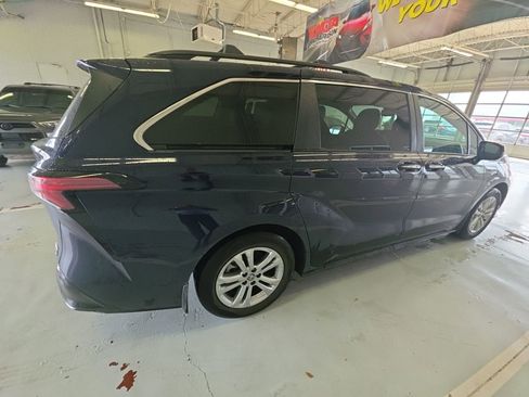 Used 2022 Toyota Sienna XSE w/ XSE Plus Package image 5