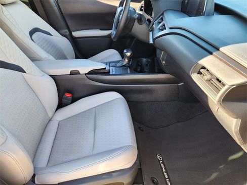 Used 2019 Lexus UX 200 image 14